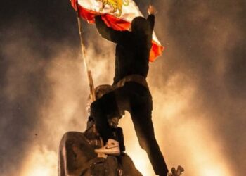 បាតុករអ៊ីរ៉ង់ចាប់ផ្ដើមក្រវីទង់ជាតិនៃរបបរាជានិយមអ៊ីរ៉ង់មុនឆ្នាំ១៩៧៩ខណៈទាញទម្លាក់ទង់ជាតិសាធារណរដ្ឋឥស្លាមអ៊ីរ៉ង់