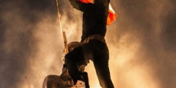 បាតុករអ៊ីរ៉ង់ចាប់ផ្ដើមក្រវីទង់ជាតិនៃរបបរាជានិយមអ៊ីរ៉ង់មុនឆ្នាំ១៩៧៩ខណៈទាញទម្លាក់ទង់ជាតិសាធារណរដ្ឋឥស្លាមអ៊ីរ៉ង់